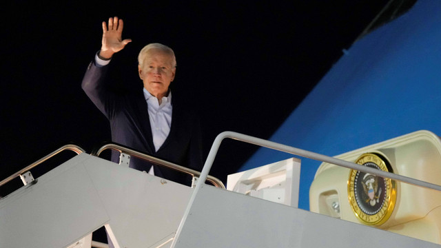 Presiden Joe Biden melambaikan tangan saat menaiki Air Force One di Pangkalan Angkatan Udara Andrews, Md., pada Selasa (27/12/2022). Foto: Manuel Balce Ceneta/AP Photo