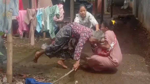 Tangkapan layar: Nenek saat dijambak dan dibanting istri cucunya.