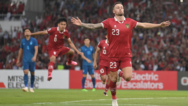Pesepak bola Timnas Indonesia Marc Anthony Klok melakukan selebrasi usai mencetak gol ke gawang Timnas Thailand pada pertandingan Grup A Piala AFF 2022 di Stadion Utama Gelora Bung Karno (SUGBK), Jakarta, Kamis (29/12/2022). Foto: Akbar Nugroho Gumay/Antara Foto