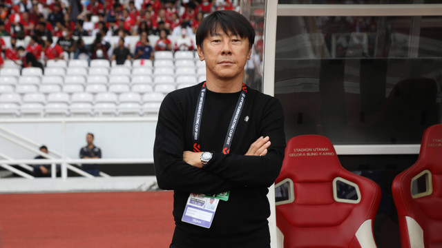 Pelatih Tim Nasional Indonesia Shin Tae Yong saat Timnas Indonesia melawan Thailand pada pertandingan Grup A Piala AFF 2022 di Stadion Utama Gelora Bung Karno (SUGBK), Jakarta, Kamis (29/12/2022). Foto: Aditia Noviansyah/kumparan