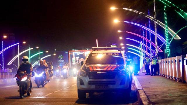 Personel polisi berjaga di sepanjang jembatan Pante Pirak dan Simpang Lima tempat biasanya warga Kota Banda Aceh berkumpul menanti pergantian tahun, Kamis (31/12/2022) malam. Foto: Suparta/acehkini