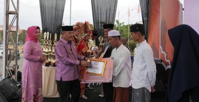 Penyerahan hadiah untuk juara festival santri di Kota Subulussalam. 