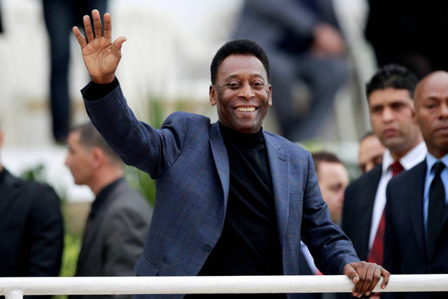 Legenda sepak bola Brasil Pele melambai selama pertandingan sepak bola persahabatan internasional antara Aljazair dan Slovenia di Algiers, Aljazair 5 Maret 2014. Foto: Louafi Larbi/REUTERS