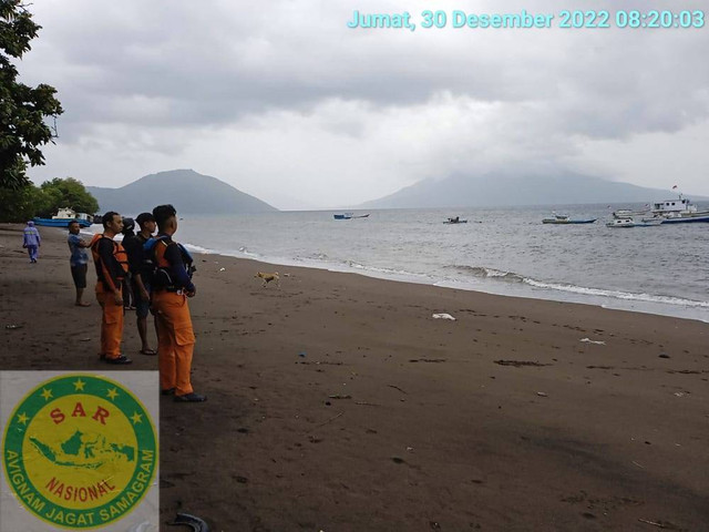 Keterangan foto:Tim SAR tengah melakukan pencarian korban yang hilang terseret arus laut di perairan Waibalun, Jumat (30/12/2022). Foto:Dok.Kantor SAR Maumere.