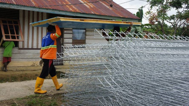 Petugas PLN saat melistriki 3 kabupaten di Papua Selatan. Foto PLN Papua