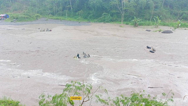 Jip wisata Merapi yang terjebak banjir. Foto: istimewa 