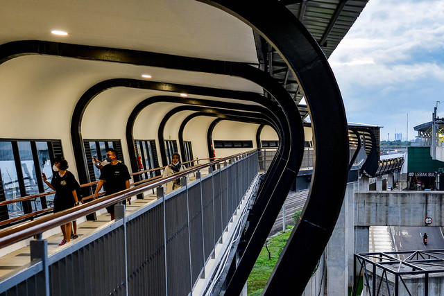 Sejumlah warga melintasi jembatan layang penyeberangan orang (skywalk) Stasiun Lebak Bulus Grab di Lebak Bulus, Jakarta, Kamis (29/12/2022). Foto: Sulthony Hasanuddin/Antara Foto