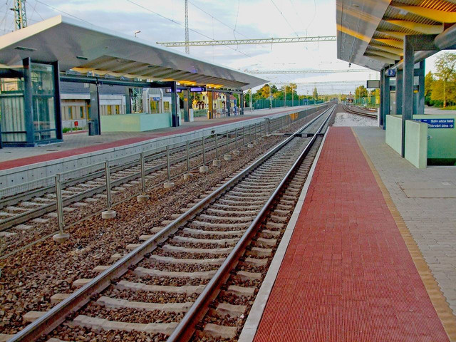 Ilustrasi rel kereta / maksimal waktu pemesanan tiket kereta api, Gambar oleh FotoFanni dari Pixabay