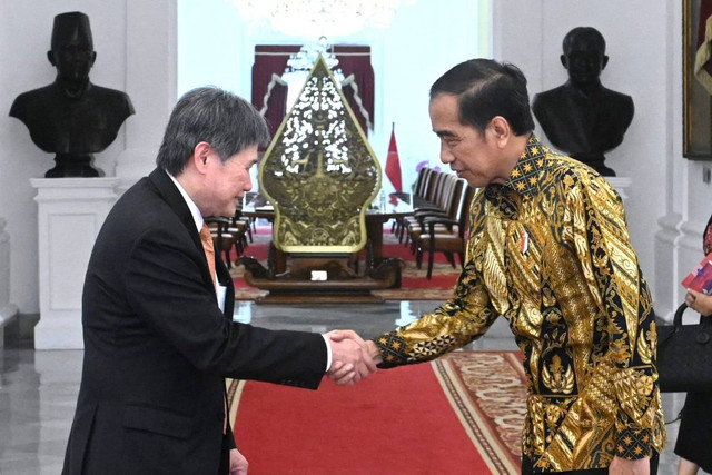 Presiden Joko Widodo terima kunjungan Sekjen ASEAN Dato' Lim Jock Hoi di Istana Negara, Jumat (30/12).  Foto: Kris/Biro Pers Sekretariat Presiden