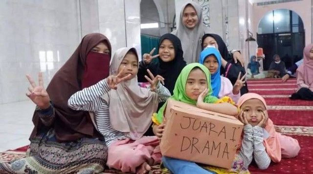 Potret suasana bermain dan lomba kreatif anak-anak dipoteret sendiri oleh penulis