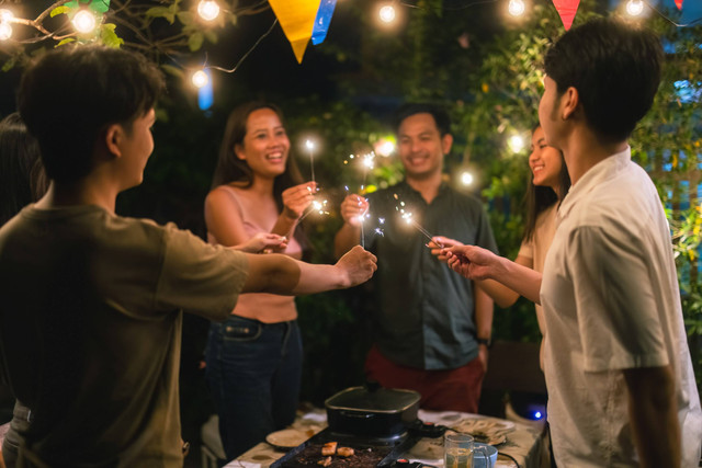Ide kegiatan seru untuk rayakan malam tahun baru. Foto: Shutterstock