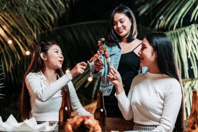 Ilustrasi pesta Barbeque di rumah. Foto: Shutterstock