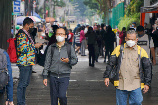 Masyarakat berjalan di terowongan Kendal, Jakarta Selatan, Jumat (30/12/2022). Foto: Jamal Ramadhan/kumparan