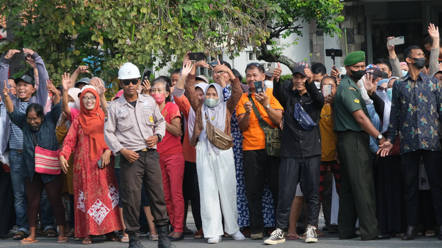 Kerumaunan masyarakat menyambut kedatangan Presiden Jokowi saat peresmian Masjid Raya Sheikh Zayed di Solo beberapa waktu lalu. FOTO: Agung Santoso