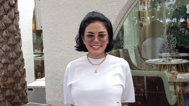 Nikita Mirzani menggelar konferensi pers di Senayan Park, Jumat (30/12). Foto: Giovanni/kumparan