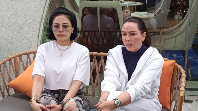 Nikita Mirzani dan Fitri Salhuteru menggelar konferensi pers di Senayan Park, Jumat (30/12). Foto: Giovanni/kumparan