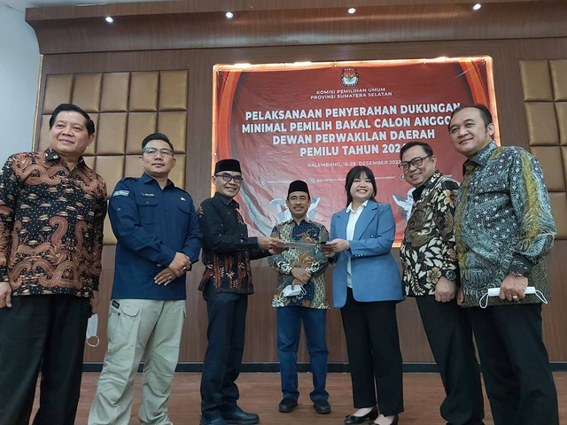 Penyerahan dukungan ke KPU Sumsel sebagai bakal calon anggota DPD RI. (ist)