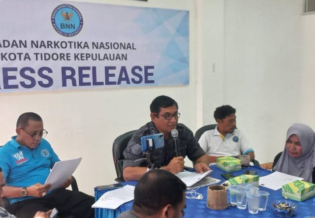 Kepala Badan Narkotika Nasional Kota Tidore Kepulauan, Maluku Utara, AKPB Busranto Abdullatif, saat memimpin press rilis di Kantor BNNK Tidore Kepulauan. Foto: Istimewa