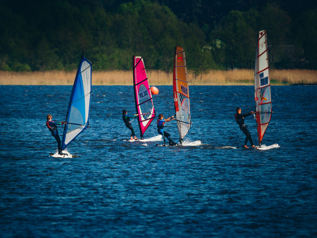 Ilustrasi olahraga air yang tidak dilakukan di kolam renang. Sumber: www.pexels.com.