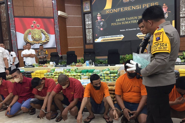 Kapolda Sumut Irjen Pol Panca Putra saat memamparkan kasus peredaran narkoba sepanjang tahun 2022. Foto: Rahmat Utomo/kumparan