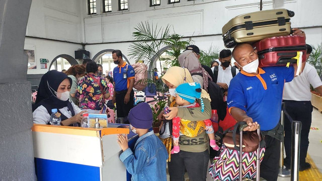 Penumpang di Stasiun Pasar Senen dan Stasiun Gambir. Foto: PT KAI