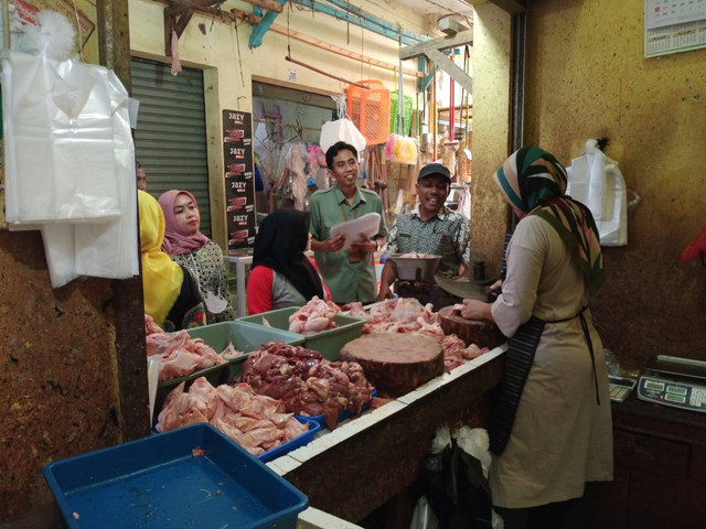 Pemantauan harga pangan di pasar tradisional. Foto: istimewa