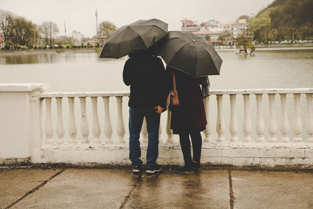 Ilustrasi Kata-Kata Kecewa untuk Pacar Selingkuh yang Menusuk Hati. Foto: Unsplash/Romina Ahmadpour.