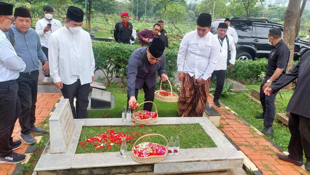 Wakil Ketua MPR RI sekaligus Ketua DPP PDI Perjuangan Ahmad Basarah berziarah ke makam Fatmawati Soekarno di TPU Karet Bivak, Sabtu (31/12). Foto: Dok. PDIP