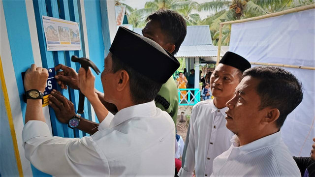 Bupati Gorontalo Nelson Pomalingo didampingi Kepala Dinas Perumahan dan Kawasan Permukiman Kabupaten Gorontalo meresmikan 69 unit bantuan rumah program BSPS-PKE. Sabtu, (31/12). Foto: Dok istimewa