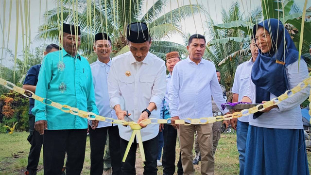 Peresmian rumah ditandai dengan pengguntingan pita oleh Bupati Gorontalo. Foto: Dok istimewa
