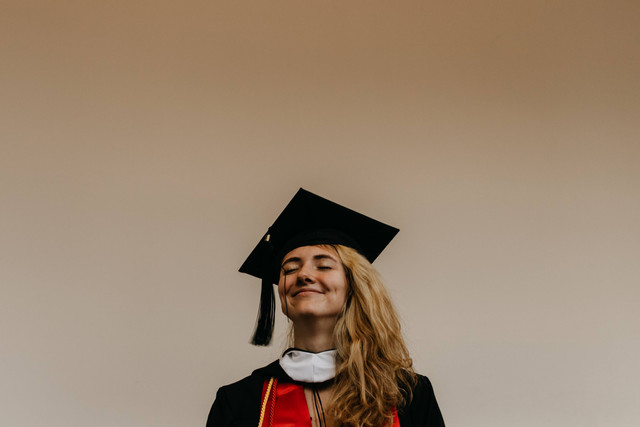 Caption Wisuda Sedih yang Bikin Terharu, https://unsplash.com/@oh_gosh