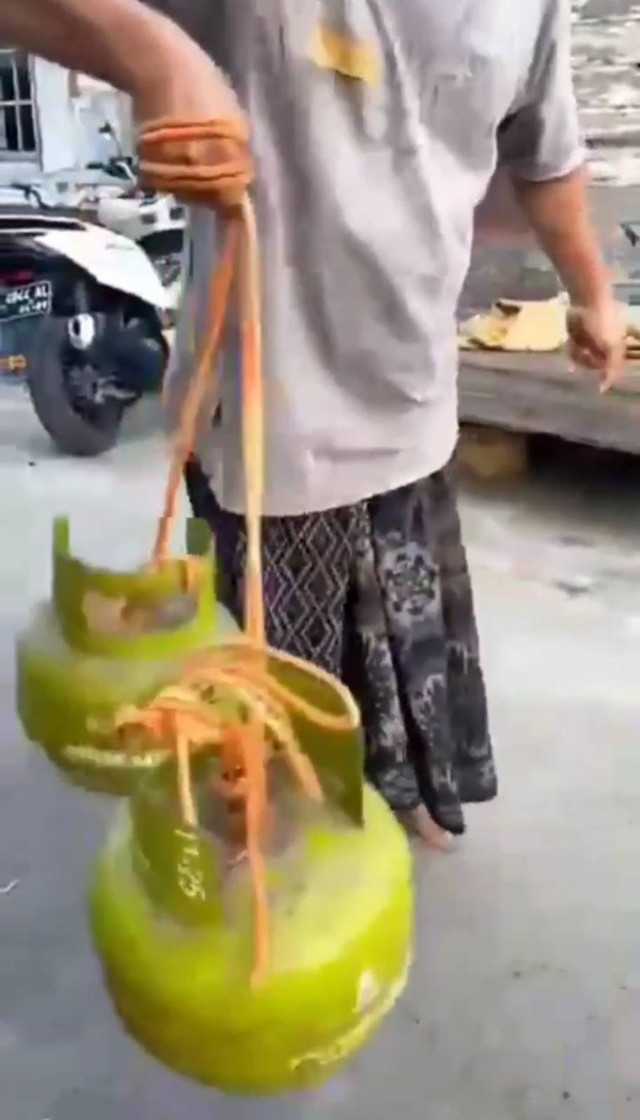 Tangkap gambar warga memainkan latto-latto dengan tabung gas LPG 3 kg. Foto: Dok Hi!Pontianak