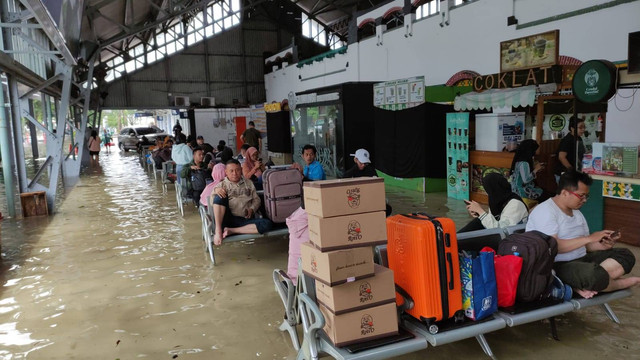 Air merendam Stasiun Tawang Semarang. Foto: Dok. Istimewa