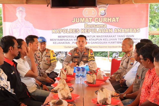 Silaturahmi Kapolres Anambas dengan pekerja media di acara Jumat Curhat bersama di Pendopo Polres Kep.Anambas. (Dok. Polres Anambas)