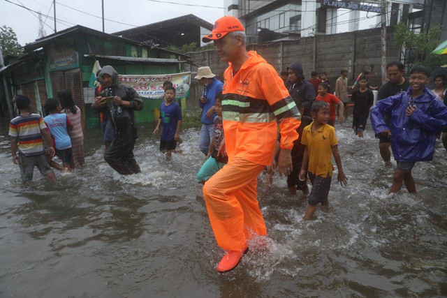 Gubernur Jawa Tengah Ganjar Pranowo saat meninjau banjir di Semarang. Foto: Dok. Istimewa
