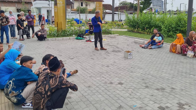 Heri pesulap jalanan asal Solo sedang menghibur pengunjung Masjid Sheikh Zayed Solo yang belum dibuka untuk umum, Sabtu (31/12/2022). FOTO: Fernando Fitusia