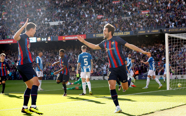 Selebrasi pemain FC Barcelona Marcos Alonso usai mencetak gol ke gawang Espanyol pada pertandingan lanjutan Liga Spanyol di Camp Nou, Barcelona, Spanyol.  Foto: Albert Gea/REUTERS