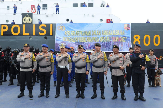 Kakorlantas Polri Irjen Pol Firman Shantyabudi yang juga sebagai Kepala Operasi (Kaops) Lilin 2022 memimpin apel kesiapan satgas kontingensi dalam menghadapi bencana saat Operasi Lilin 2022. Foto: Dok. Istimewa