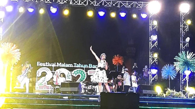 Penampilan Mocca di acara tahun baru 2023 yang digelar di TMII, Jakarta, Sabtu (31/12/2022). Foto: Alexander Vito/kumparan