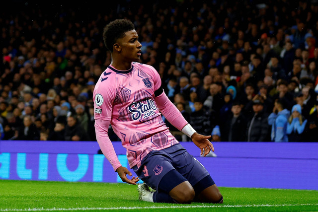 Pemain Everton Demarai Gray merayakan gol pertama mereka saat lawan Manchester City di Stadion Etihad, Manchester, Inggris, Sabtu (31/12/2022). Foto: Action Images via Reuters/Andrew Boyers