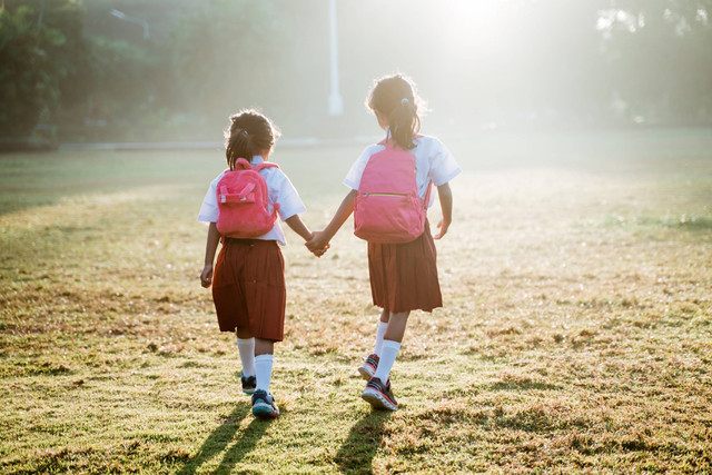 Ilustrasi siswa berangkat ke sekolah dengan berjalan kaki. Foto: Toto Santiko Budi/Shutterstock