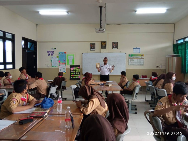 Guru melakukan kegiatan belajar mengajar (sumber dokumen pribadi)