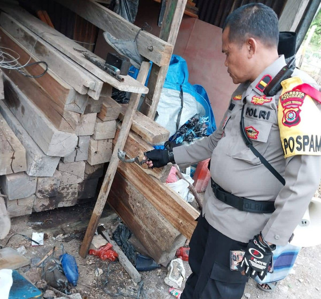 Anggota kepolisian saat menunjukkan lokasi terjadinya ledakan. Foto: Dok Polisi.