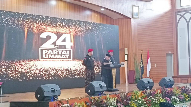 Amien Rais memberikan sambutan saat tasyakuran Partai Ummat usai lolos parpol peserta pemilu di Asrama Haji Pondok Gede, Jakarta Timur, Minggu (1/1/2023). Foto: Annisa Thahira Madina/kumparan