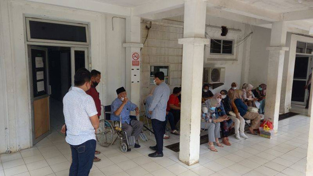 Wakil Wali Kota Bengkulu saat mengunjungi keluarga Wakil Bupati Kabupaten Kaur Herlian Muchrim saat menjalani operasi di RSUD M. Yunus Bengkulu. ANTARA/Anggi Mayasari Foto: Anggi Mayasari/ANTARA
