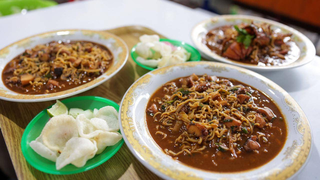 Mie Aceh dengan campuran gurita ala Waroeng Guritno di Haw-Haw Kupi, Kuta Alam, Kota Banda Aceh. Foto: Suparta/acehkini