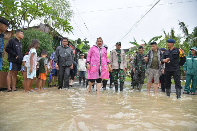 Plt. Wali kota Semarang, Hevearita Gunaryanti Rahayu meninjau banjir. Dok Istimewa