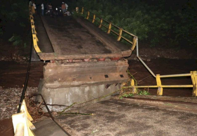 Keterangan foto: Foto:Jembatan Nunpisa di wilayah Kabupaten Kupang putus akibat terjangan banjir.