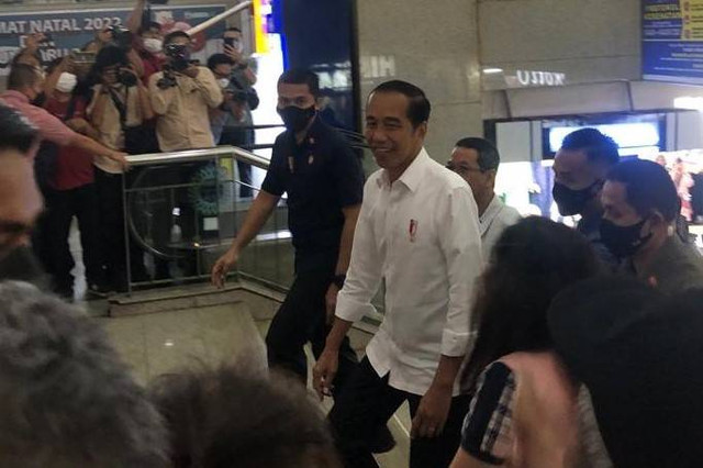 Presiden Jokowi di Pasar Blok A Tanah Abang, Jakarta, Senin (2/1/2023). Foto: Rafyq Panjaitan/kumparan