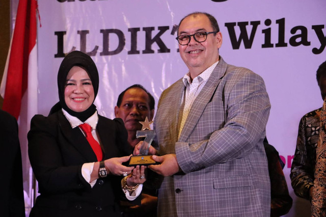 Kepala LLDIKTI Wilayah VII Jatim Prof Dyah Sawitri SE MM menyerahkan penghargaan AKU kepada Ketua STIE Malangkucecwara Drs Bunyamin MM PhD. Foto / dok STIE Malangkucecwara